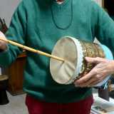 Uno strumento costruito dallo stesso presidente che, una volta inumidite le sue dita, lo suona per noi, facendoci viaggiare nell�antica musica popolare pugliese